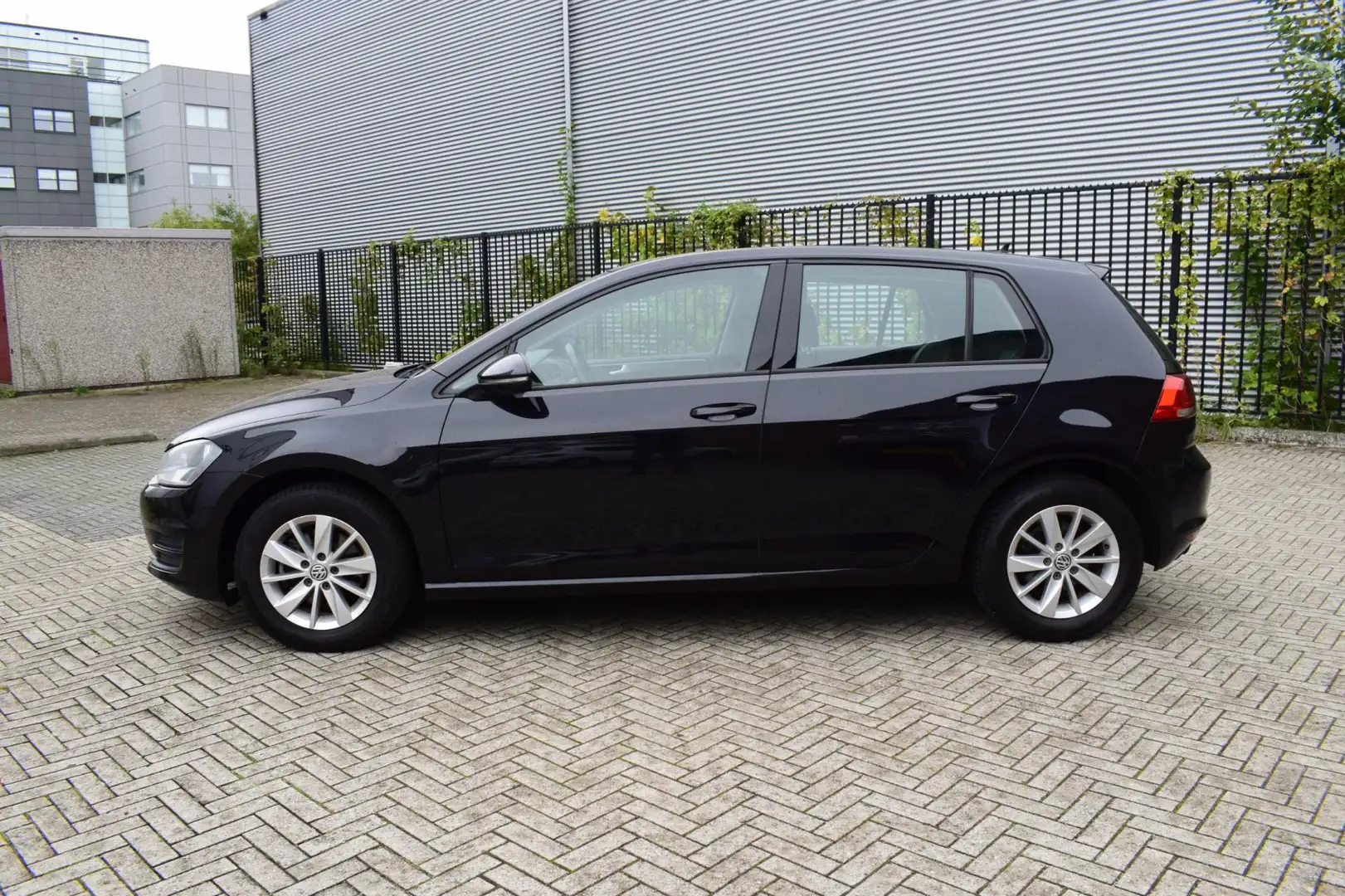 Volkswagen Golf 1.2 TSI Comfortline 12 mnd GARANTIE DBriem is vv N Zwart - 2