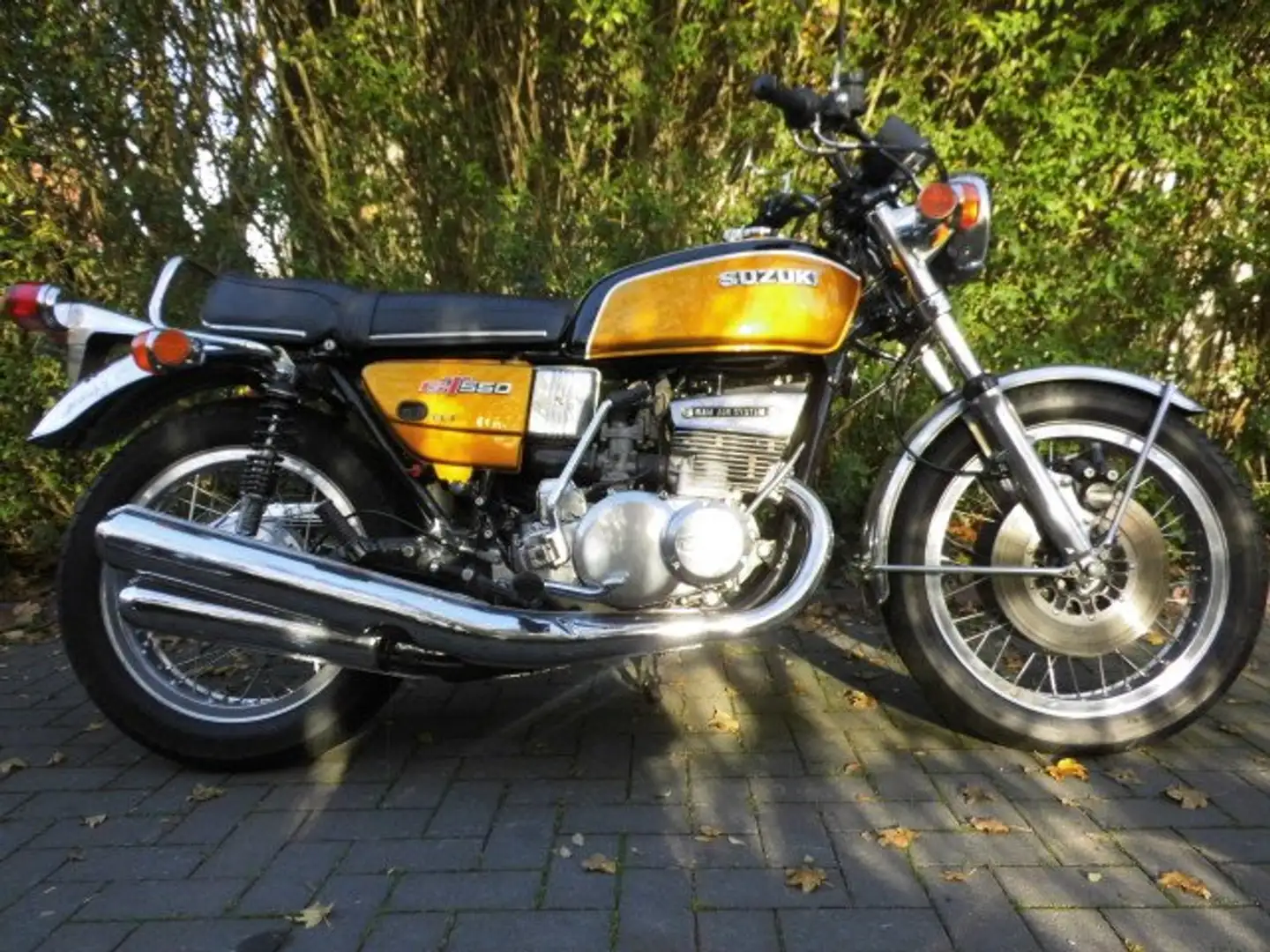 Suzuki GT 550 Goud - 1