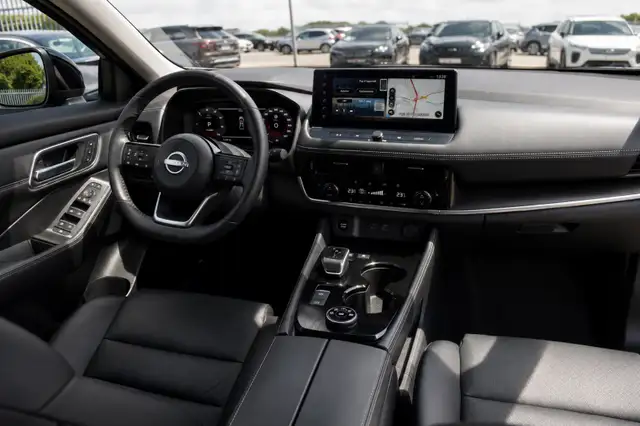 Nissan X-Trail view 2