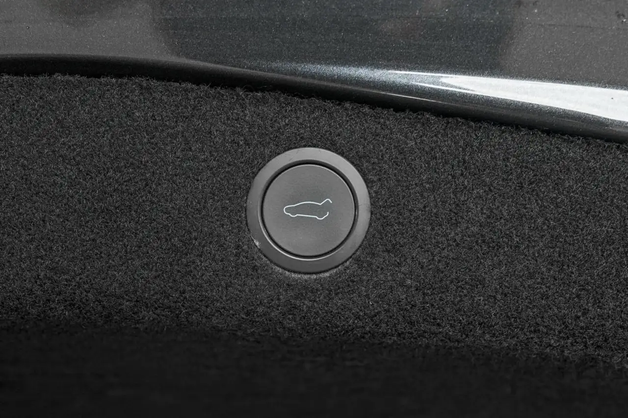 Tesla Model 3 снимка Tesla Model 3