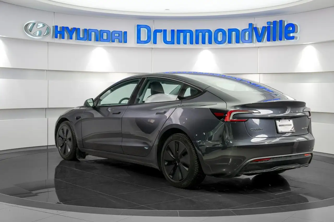 Tesla Model 3 снимка Tesla Model 3
