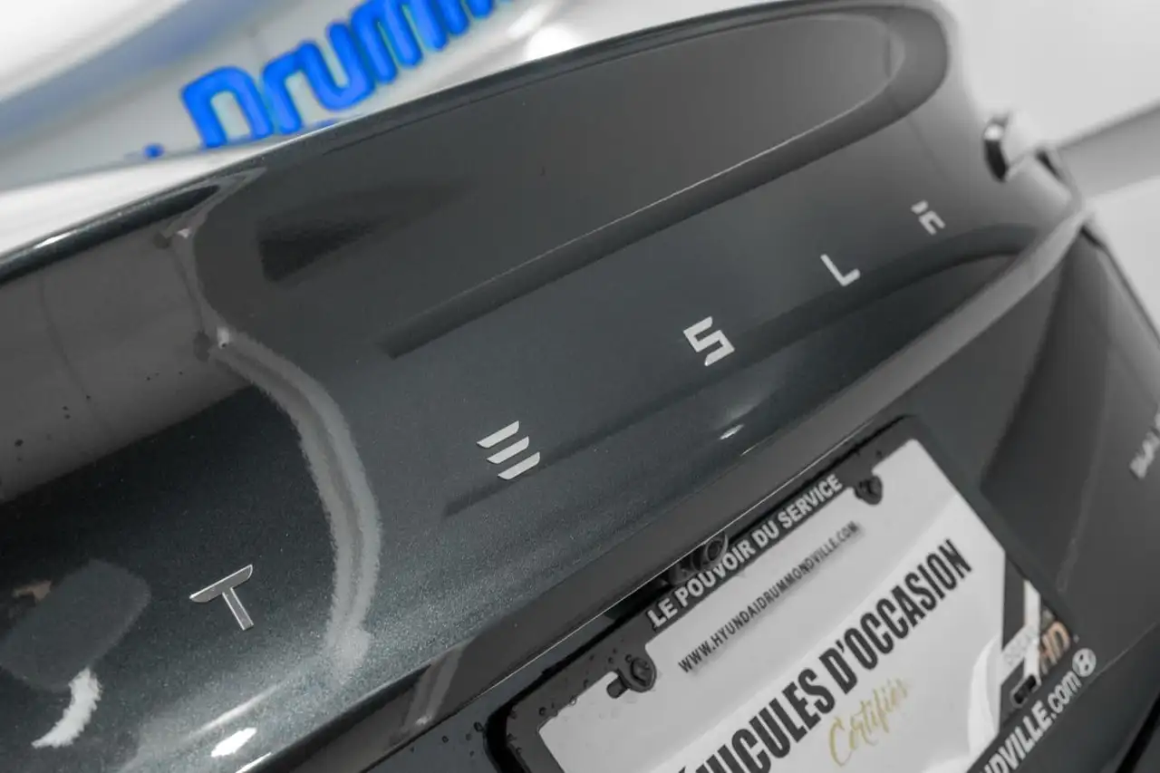 Tesla Model 3 снимка Tesla Model 3