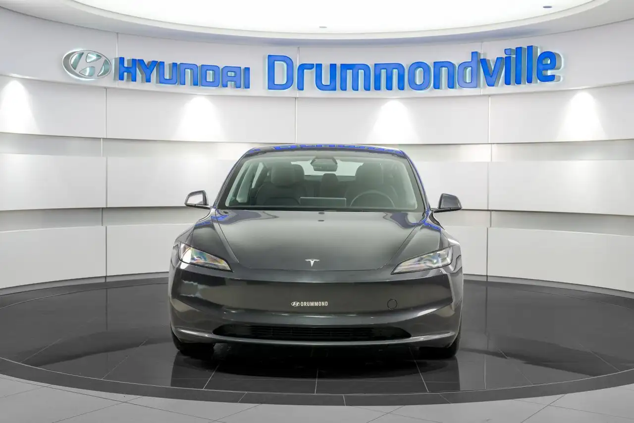 Tesla Model 3 снимка Tesla Model 3