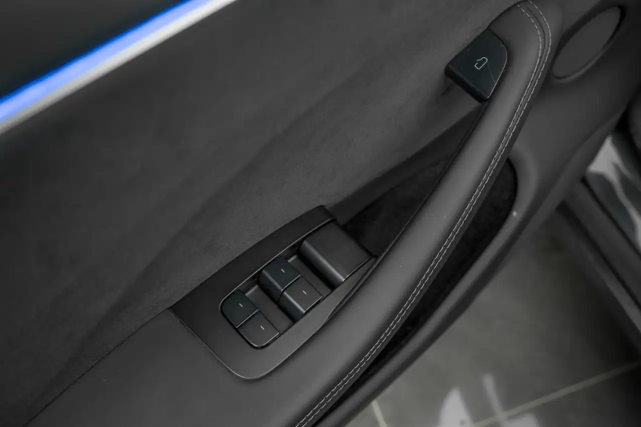 Tesla Model 3 снимка Tesla Model 3