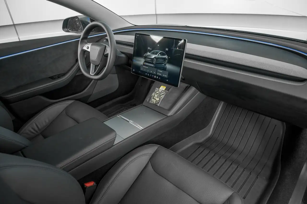 Tesla Model 3 снимка Tesla Model 3