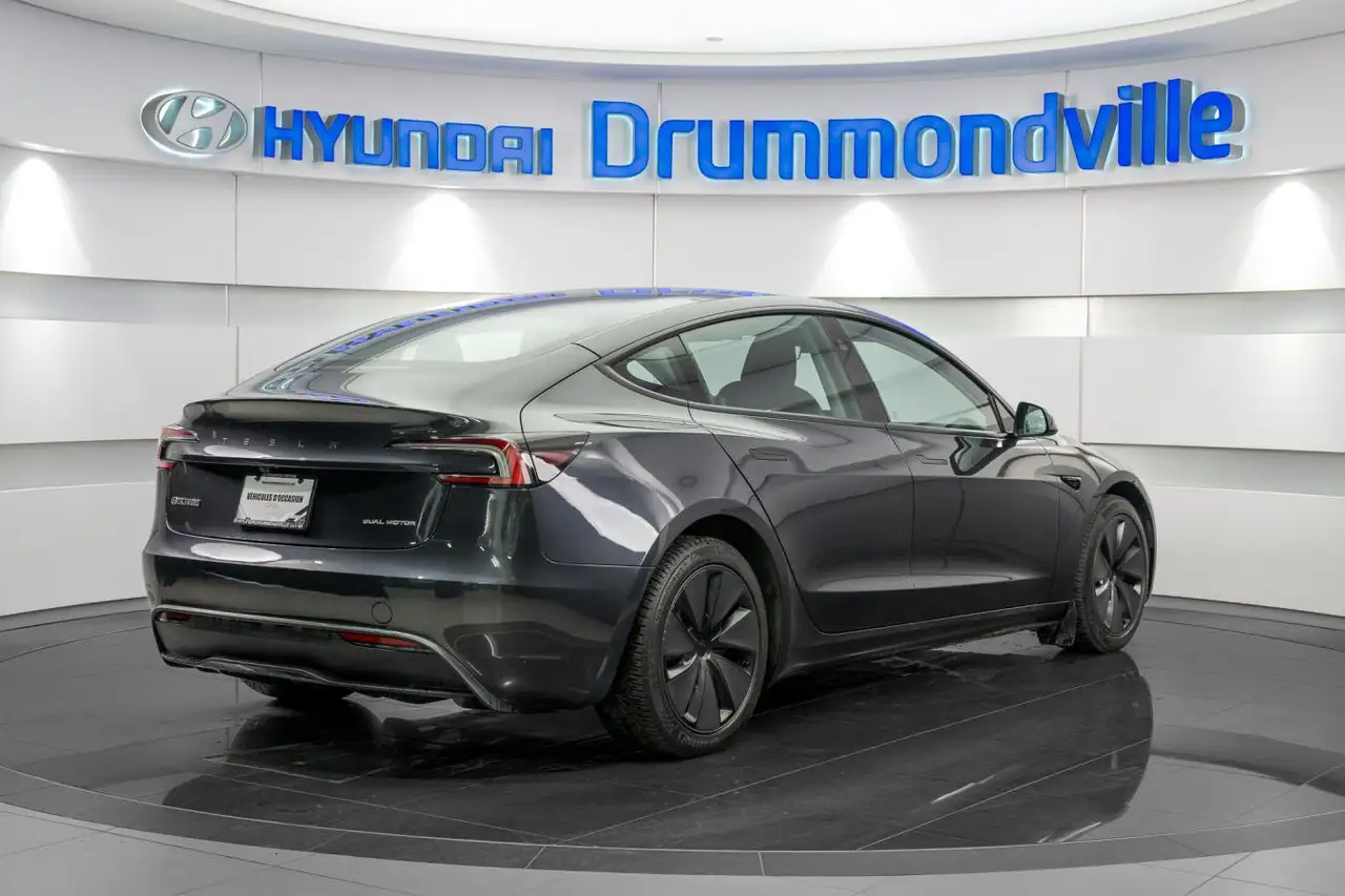 Tesla Model 3 снимка Tesla Model 3