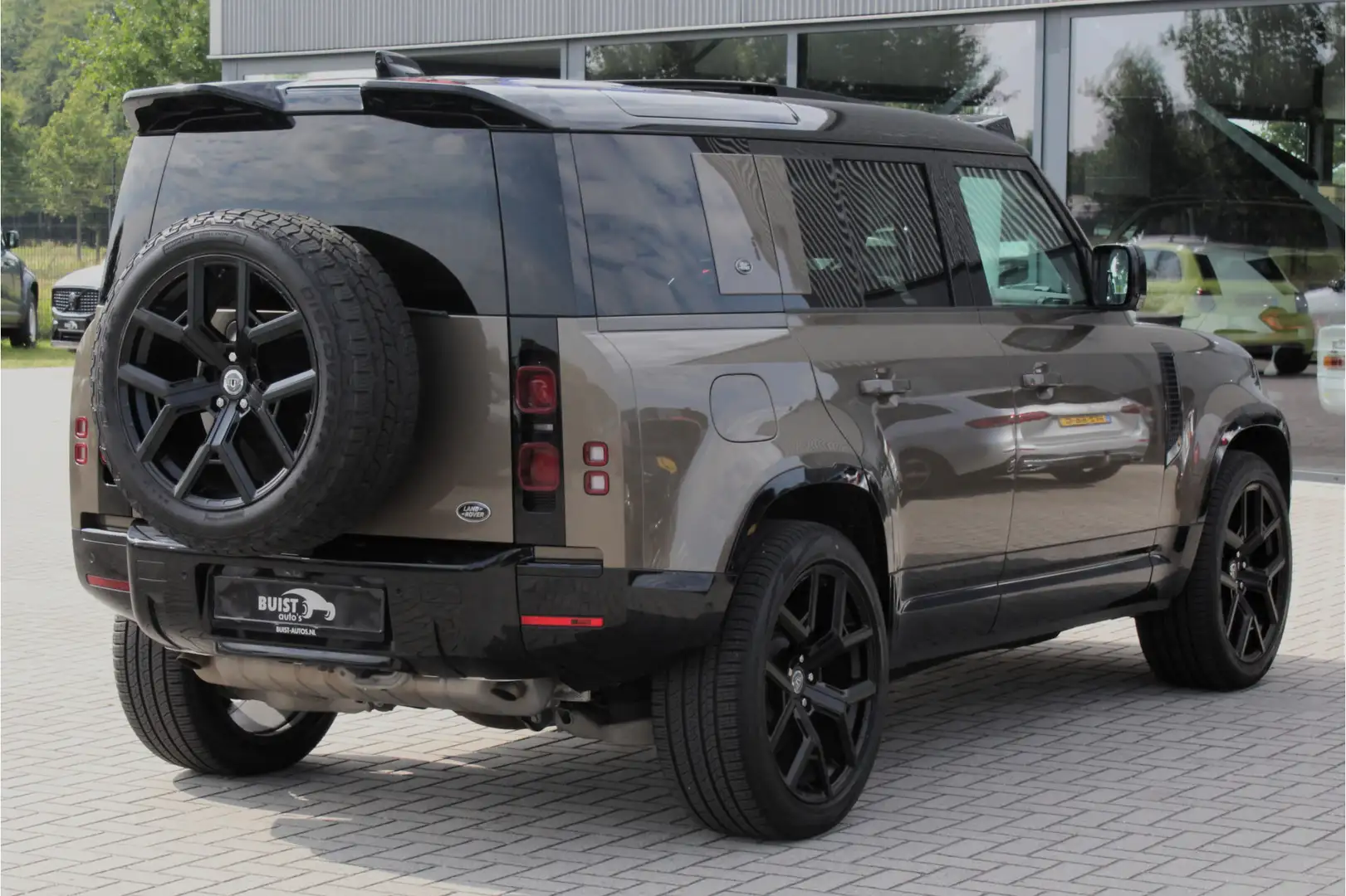 Land Rover Defender 3.0 P400 110 First Edition 22" URBAN + KAHN LEDBAR Braun - 2