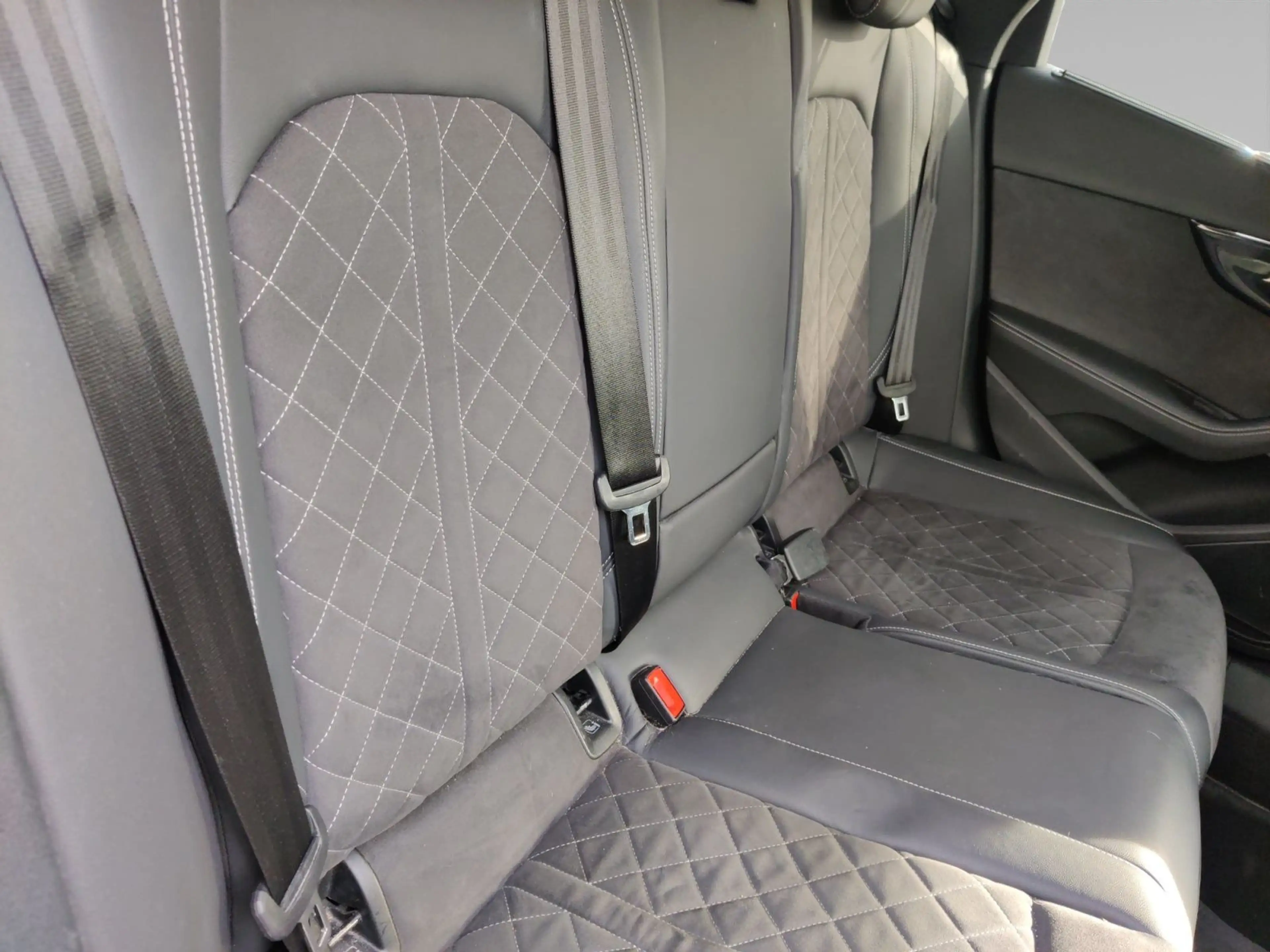 Audi A4 40 TDI S line quattro AHK Matrix — photo 15