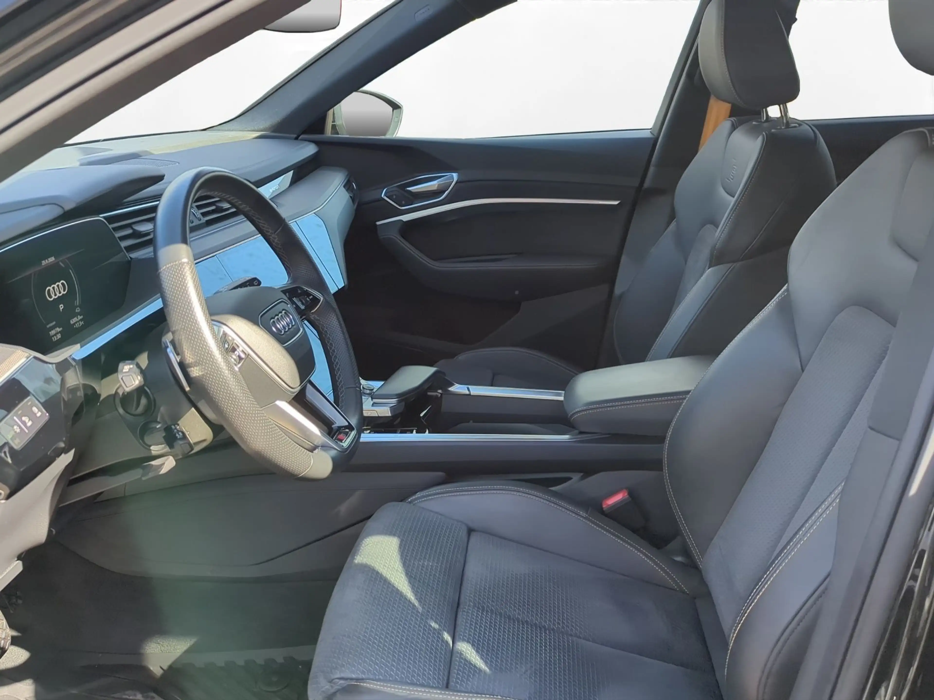 Audi e-tron 86 kWh quattro S line Navi AHK Pano PDC S — photo 7