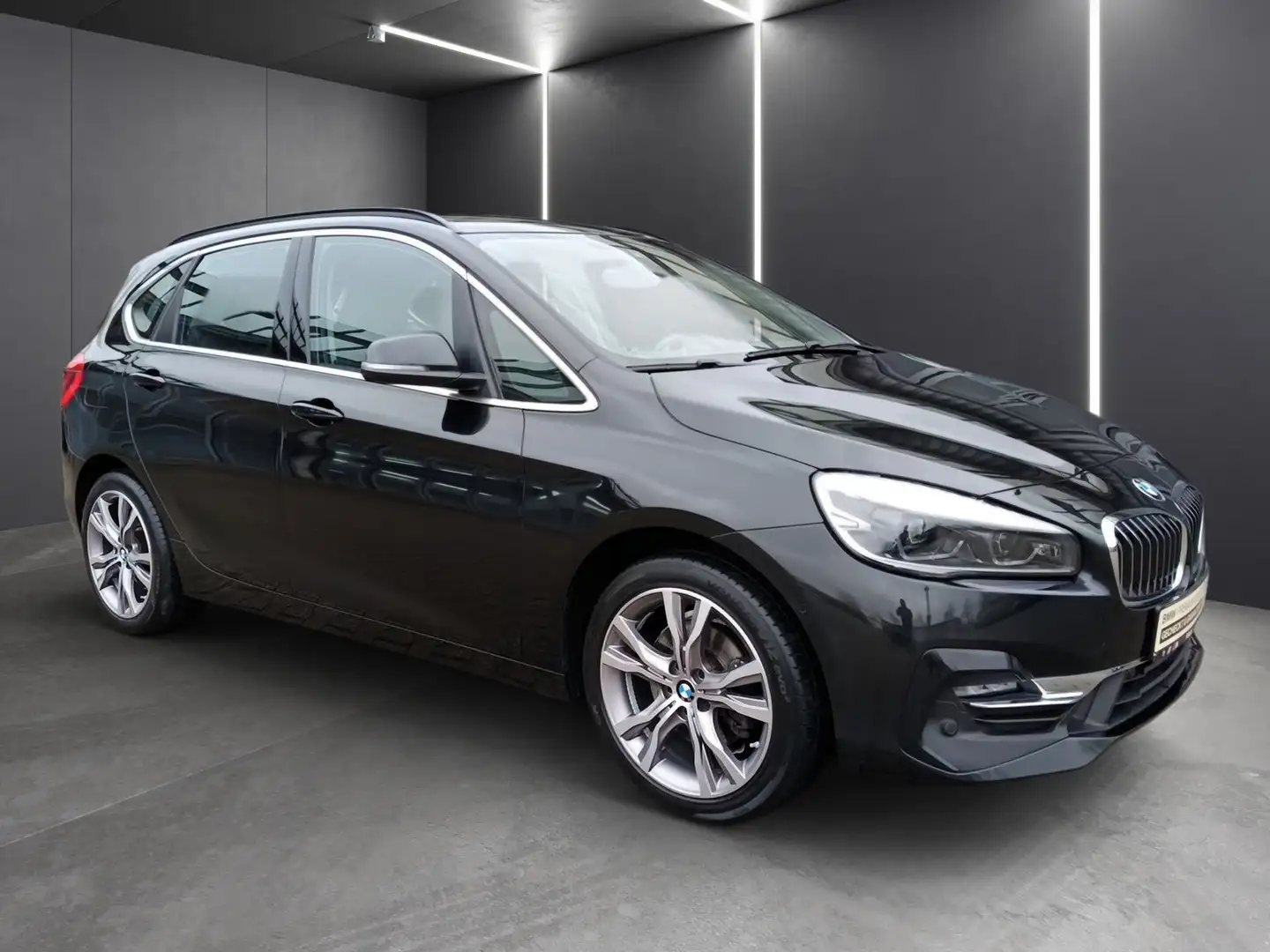 BMW 220 i Active Tourer Luxury Line+AHK+NAVIGATION+HEAD UP Schwarz - 2