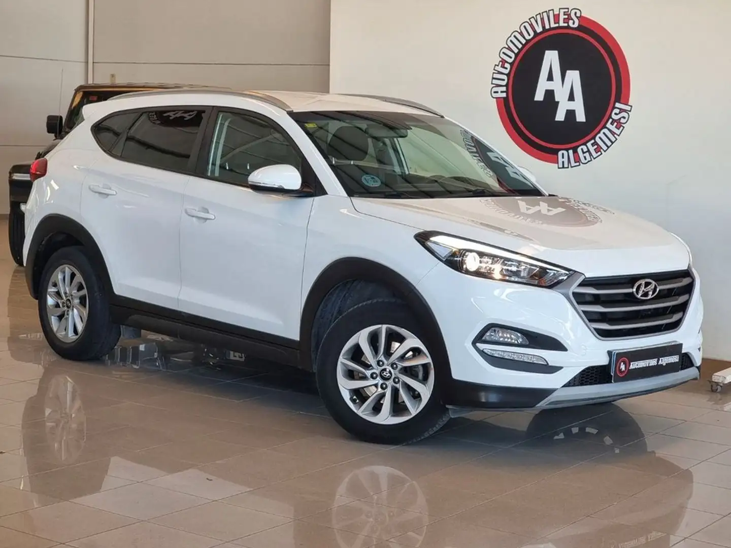 Hyundai TUCSON 1.6 GDi BlueDrive Klass Nav 4x2 Weiß - 1