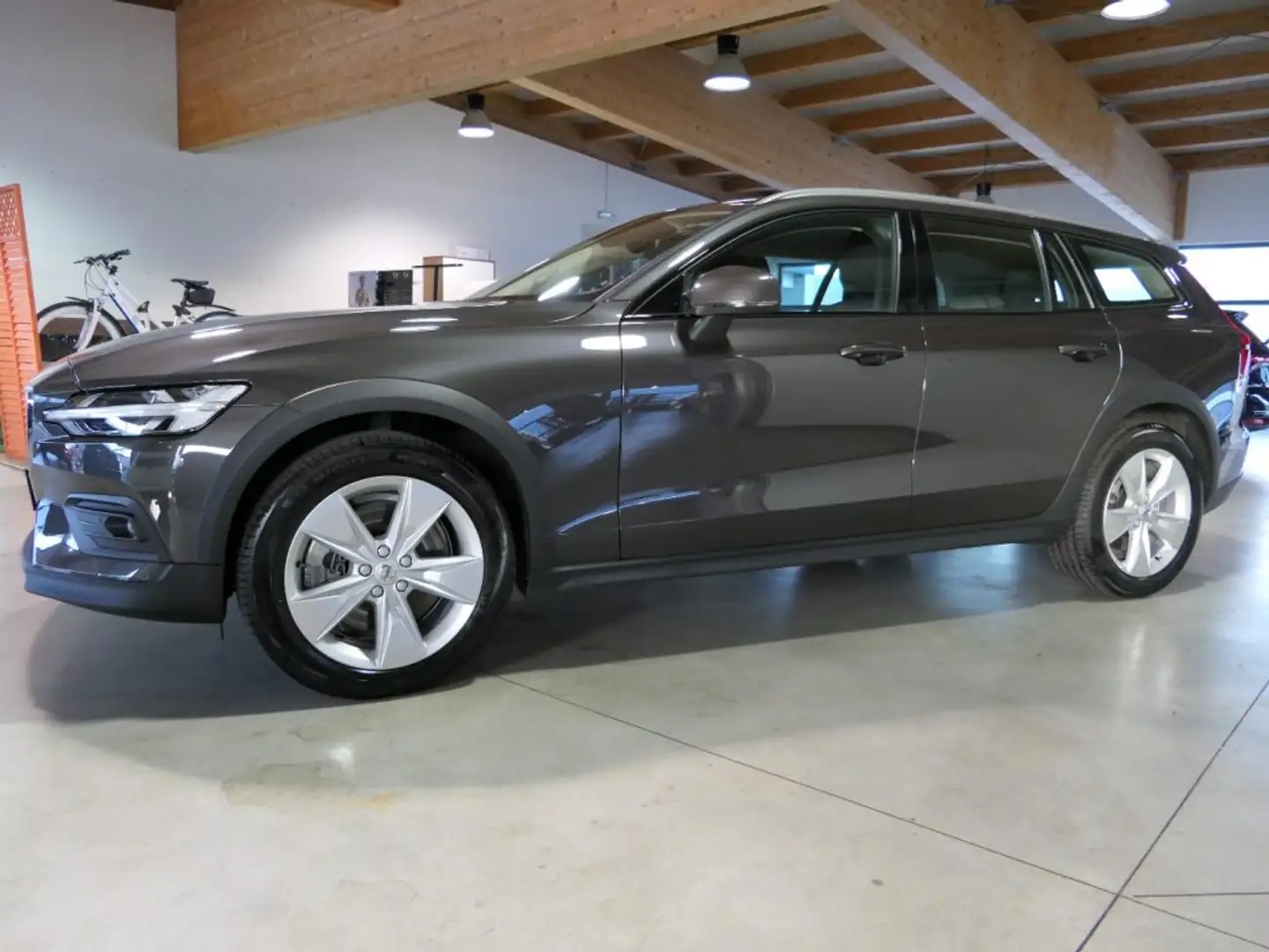 Volvo V60 Cross Country B4 (d) AWD automatico Plus Gri - 2