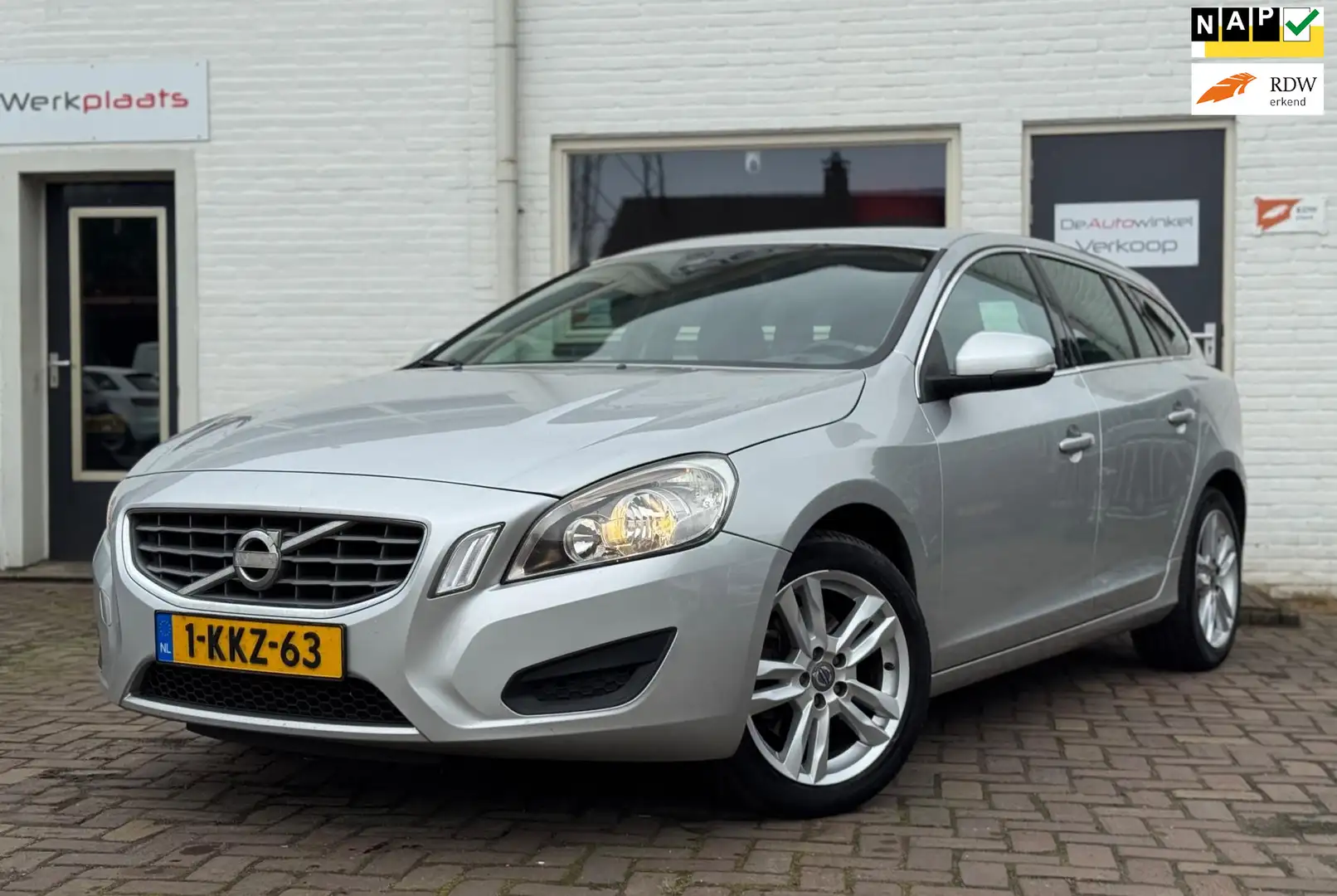 Volvo V60 1.6 T3 Trekhaak AUTOMAAT Gris - 1