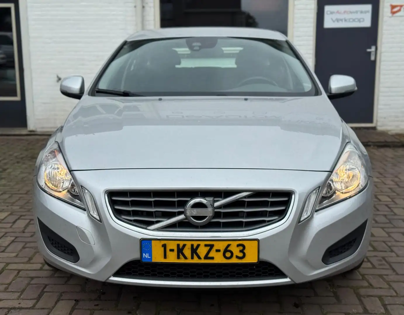 Volvo V60 1.6 T3 Trekhaak AUTOMAAT Gris - 2