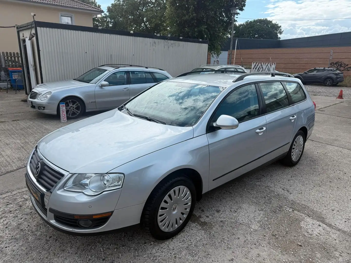 Volkswagen Passat Variant Trendline*TUV NEU*AUTOMATIK* Silber - 1
