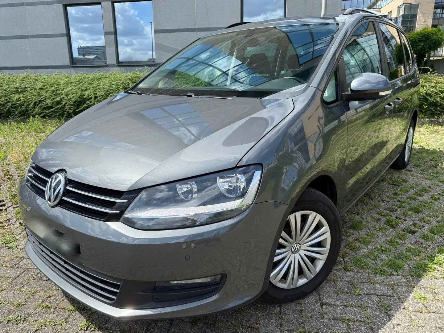 Volkswagen Sharan Sharan 2.0 TDi SCR Comfortline Grijs - 2