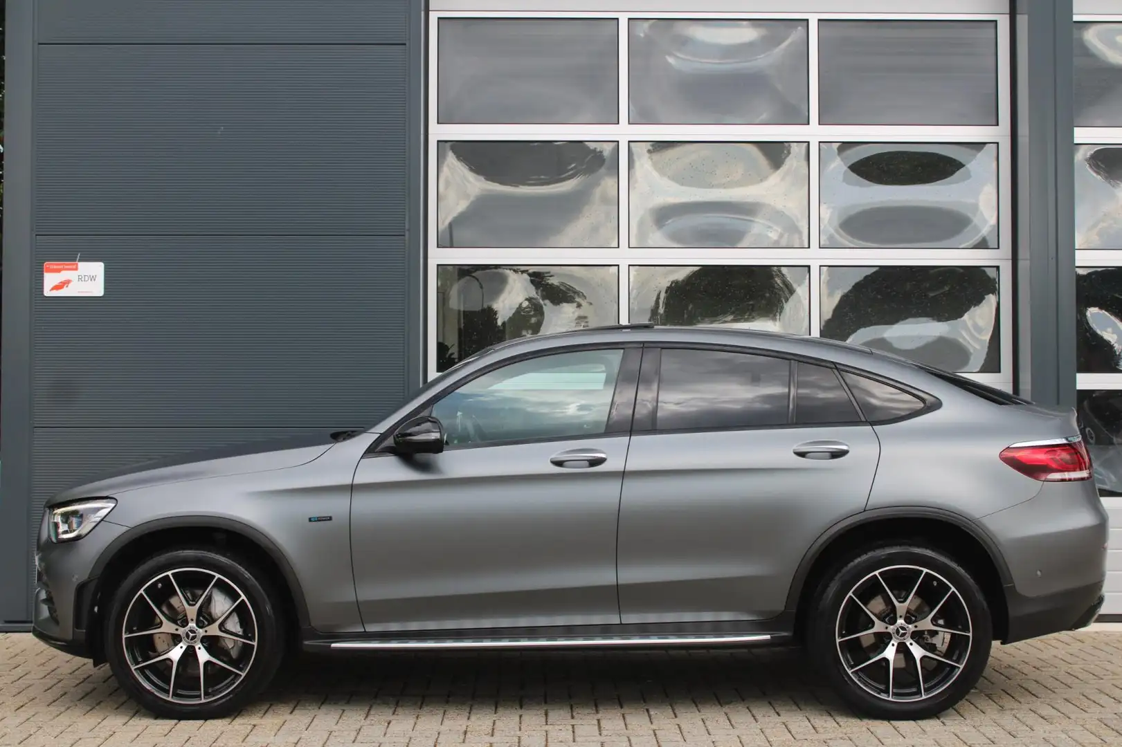 Mercedes-Benz GLC 300 Coupé 300e 4MATIC 320pk AMG Night | Pano | Burmest Grijs - 2