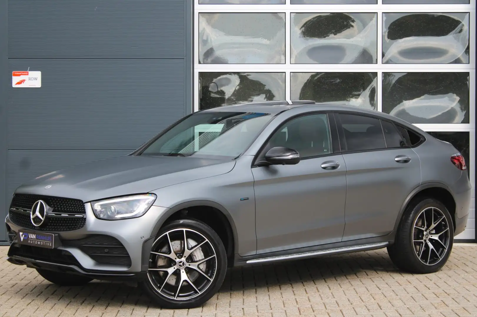 Mercedes-Benz GLC 300 Coupé 300e 4MATIC 320pk AMG Night | Pano | Burmest Grijs - 1