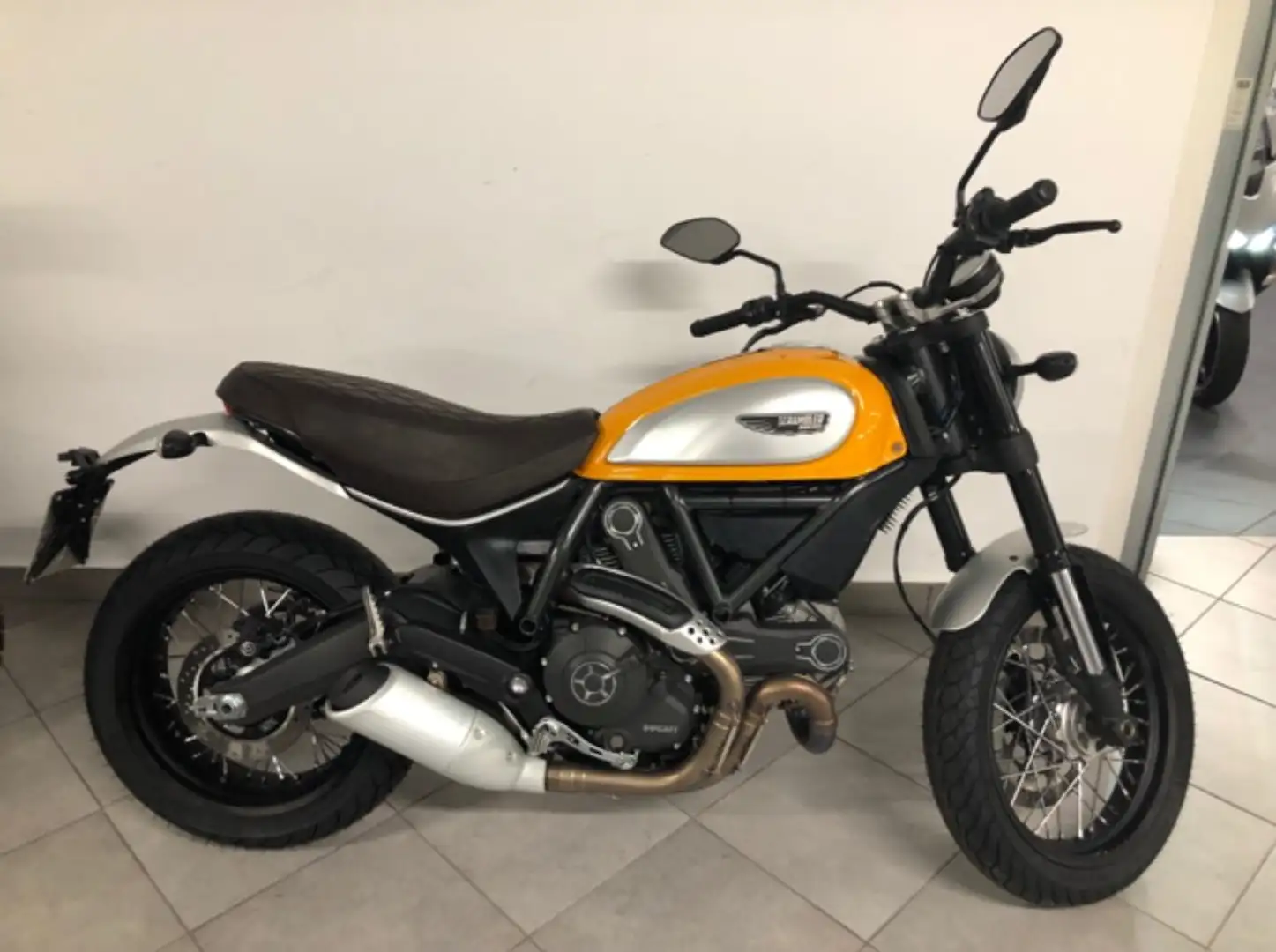 Ducati Scrambler 800 Naked Giallo - 1