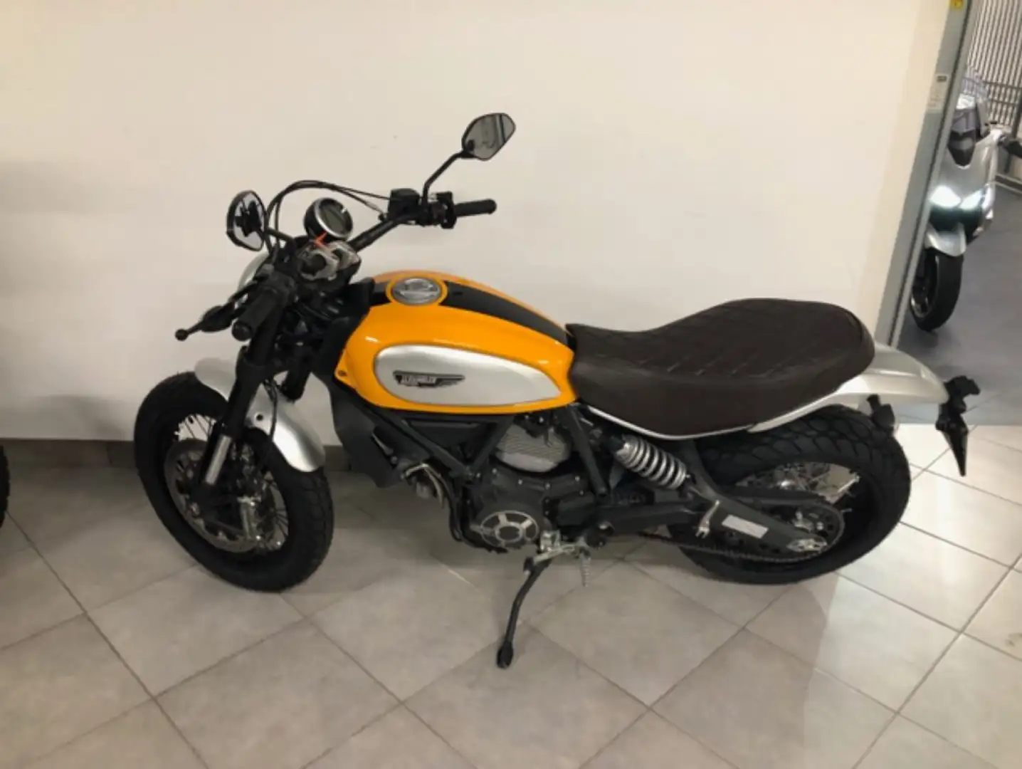 Ducati Scrambler 800 Naked Giallo - 2