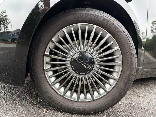 Fiat 500E view 9