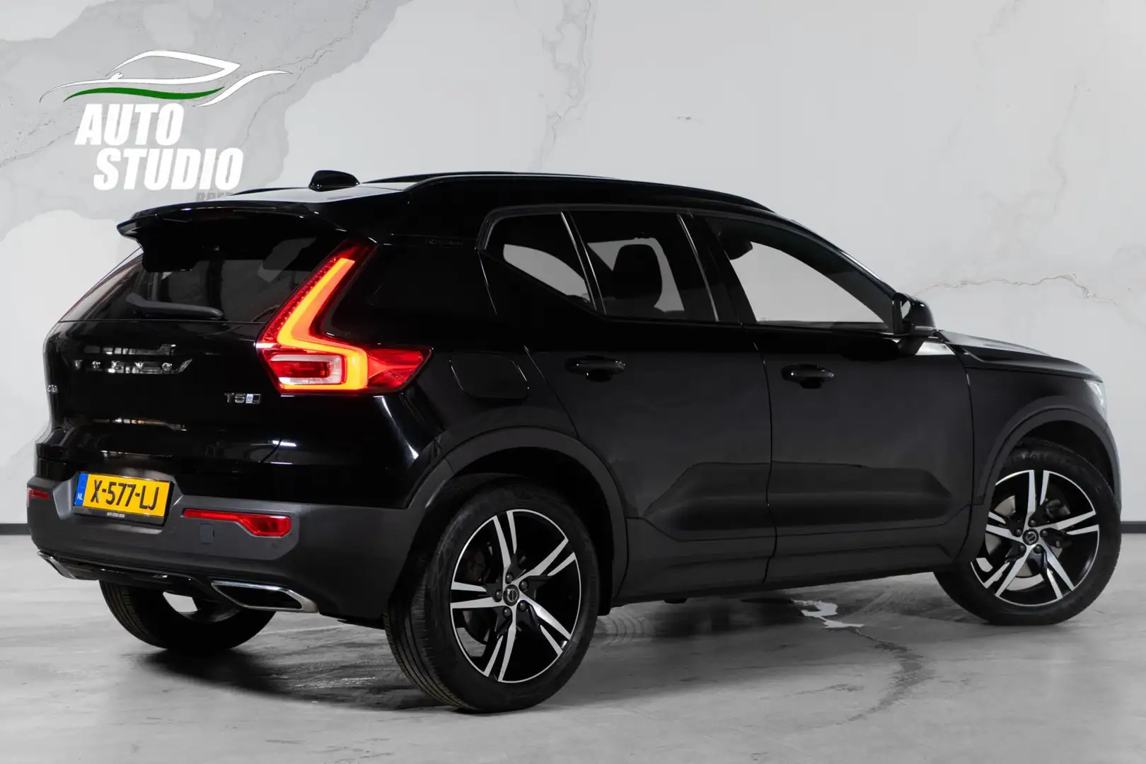Volvo XC40 2.0 T5 AWD R-Design | 247PK | PANO | H&K | Leder | Zwart - 2
