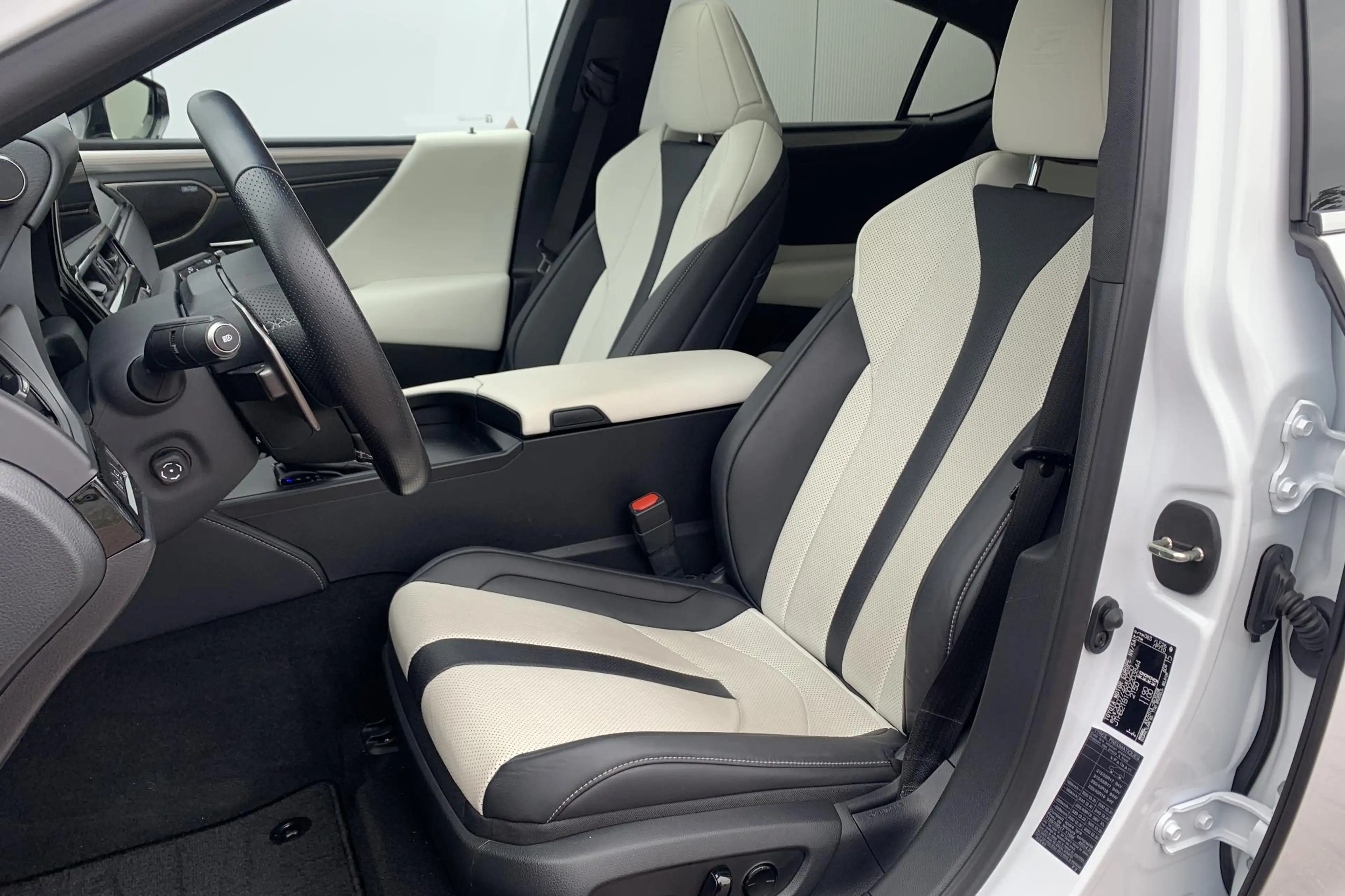Lexus ES 300 300h F Sport Line / Schuif- Kanteldak / Elektrisch — photo 7