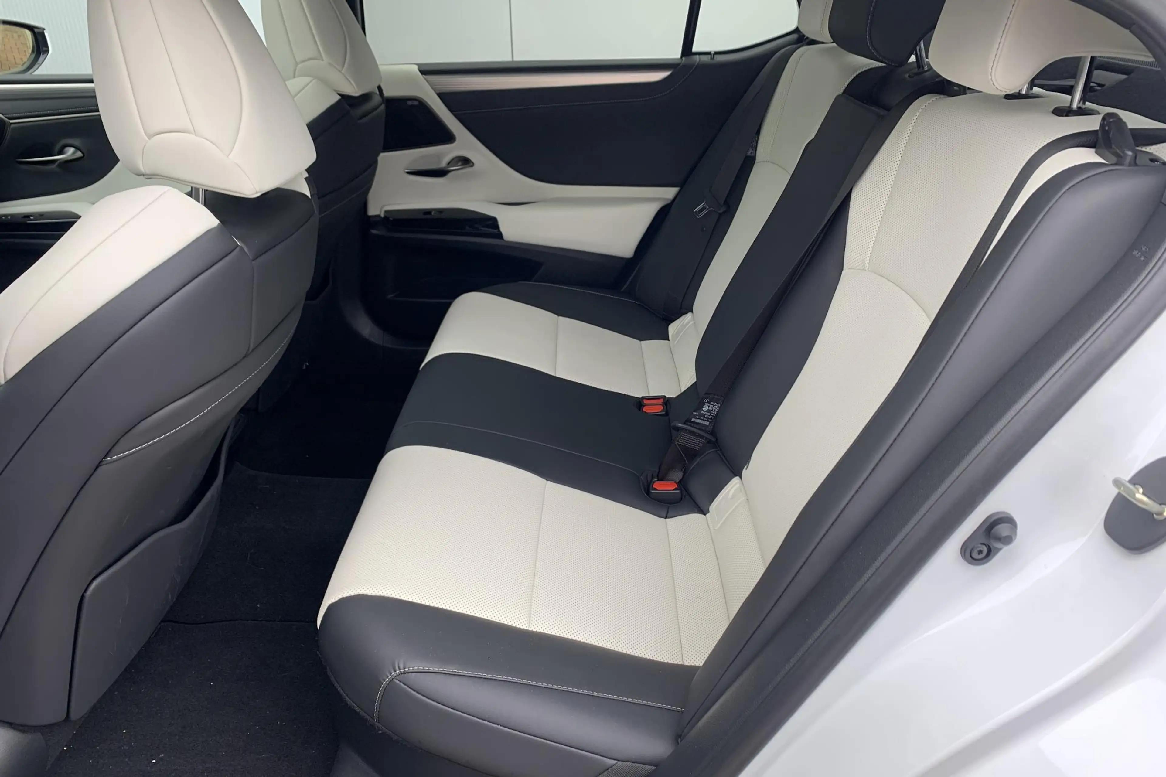 Lexus ES 300 300h F Sport Line / Schuif- Kanteldak / Elektrisch — photo 8