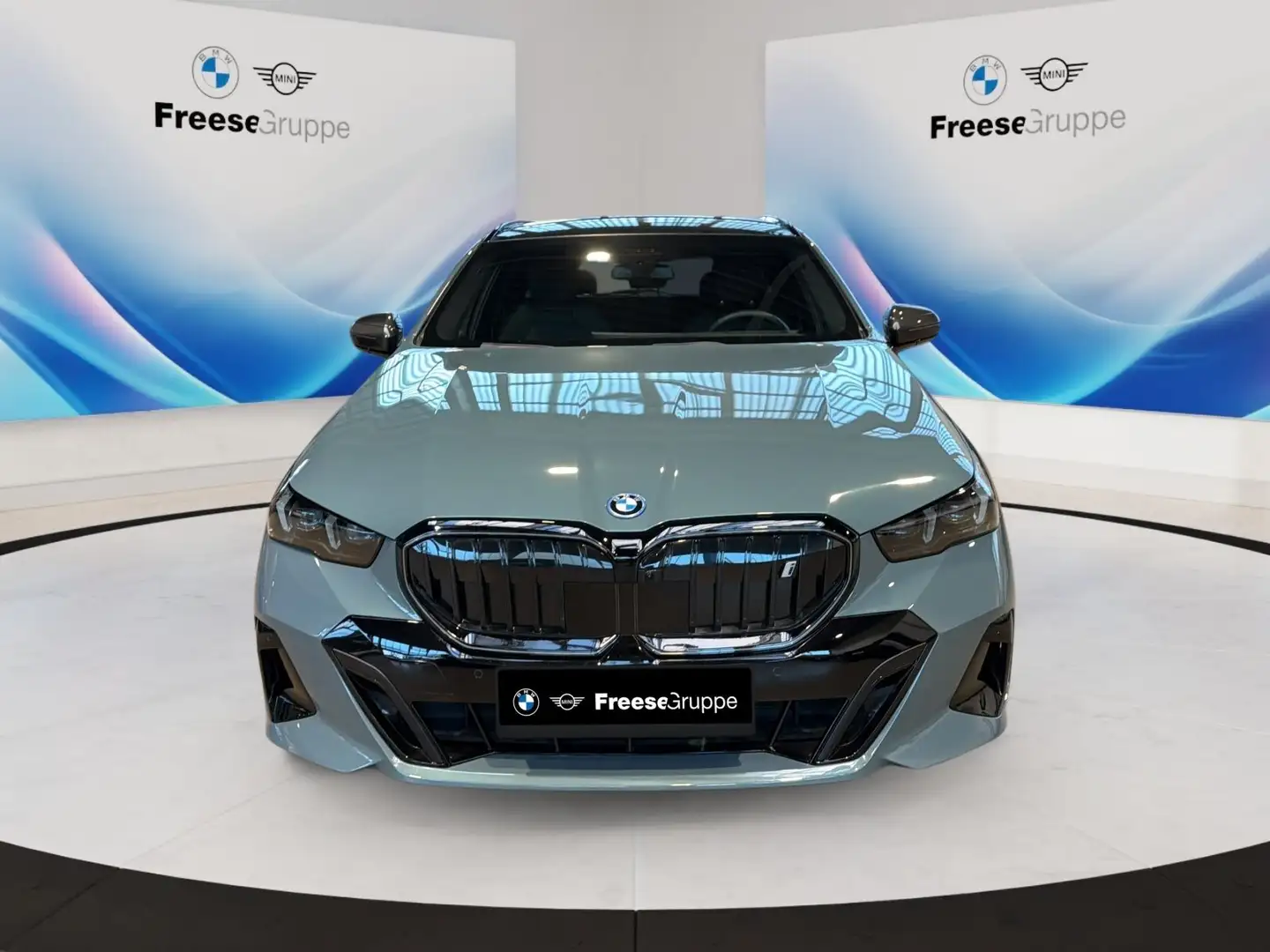 BMW i5 eDrive40 Touring AHK 360° STANDHZ HEAD-UP RFK Grün - 2