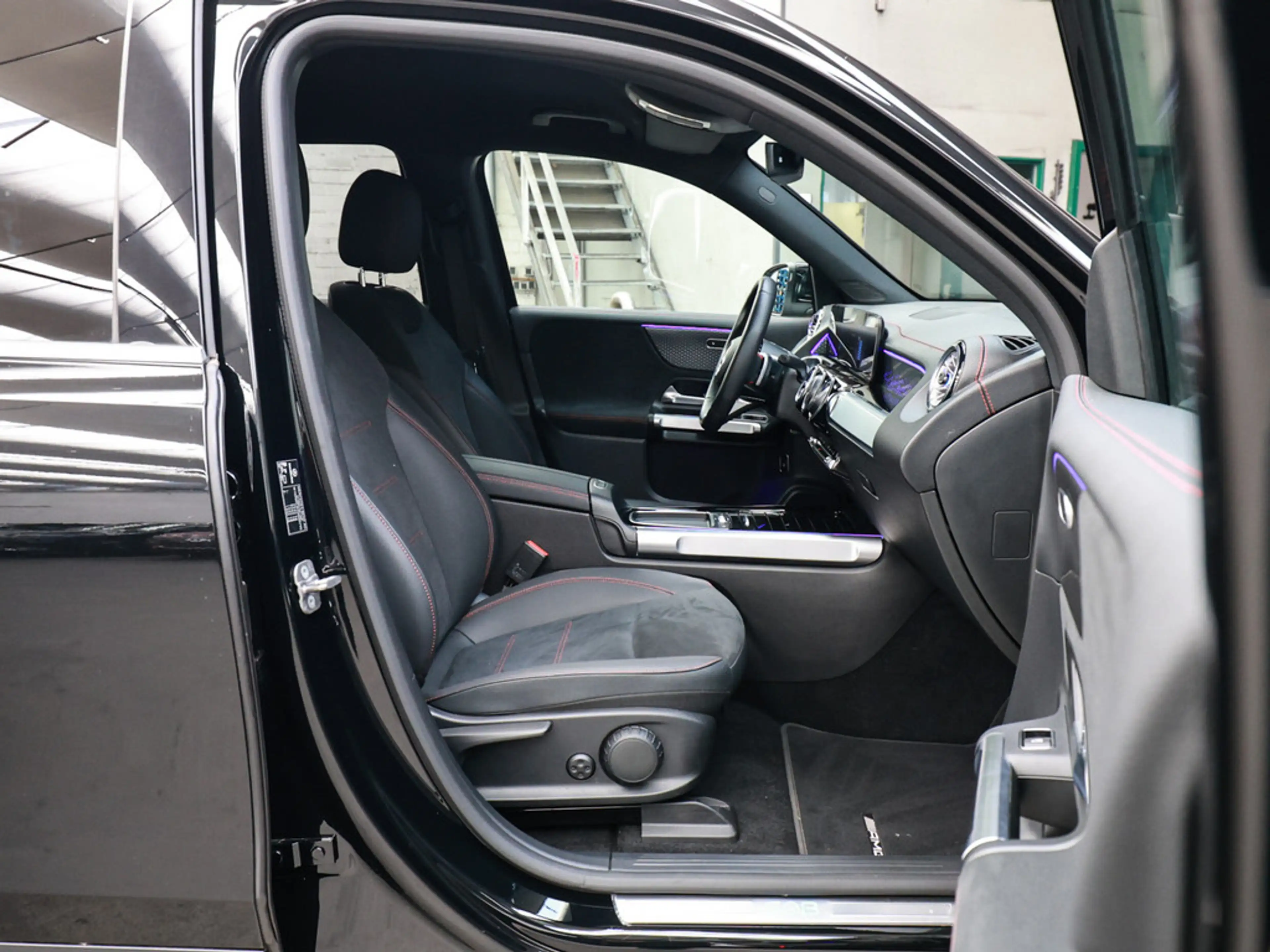 Mercedes-Benz EQB 250 + AMG Sport Advanced AHK LED NAVI SHZ — photo 5