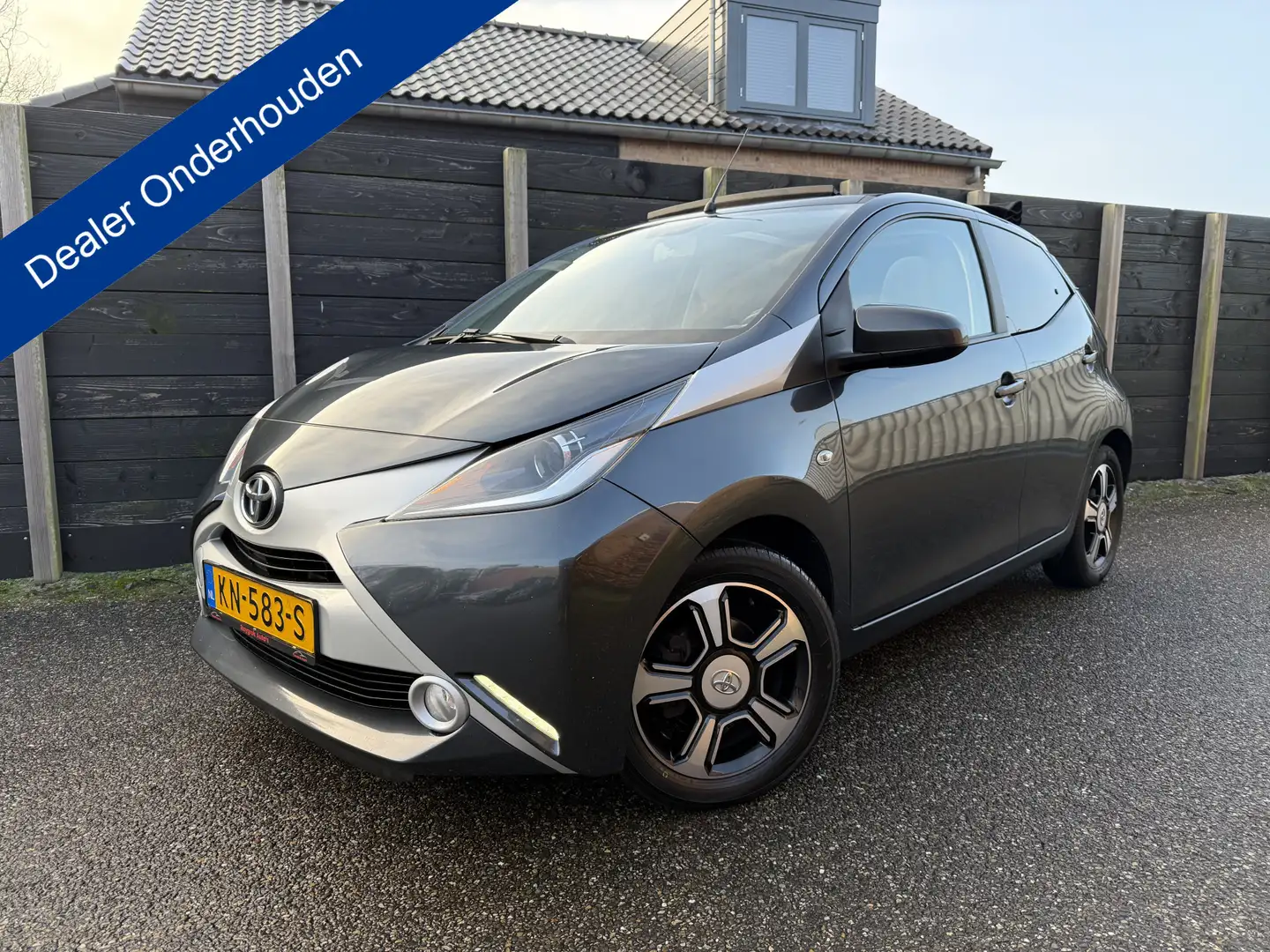 Toyota Aygo 1.0 VVT-i x-clusiv cabrio | dealer onderhouden Gri - 1