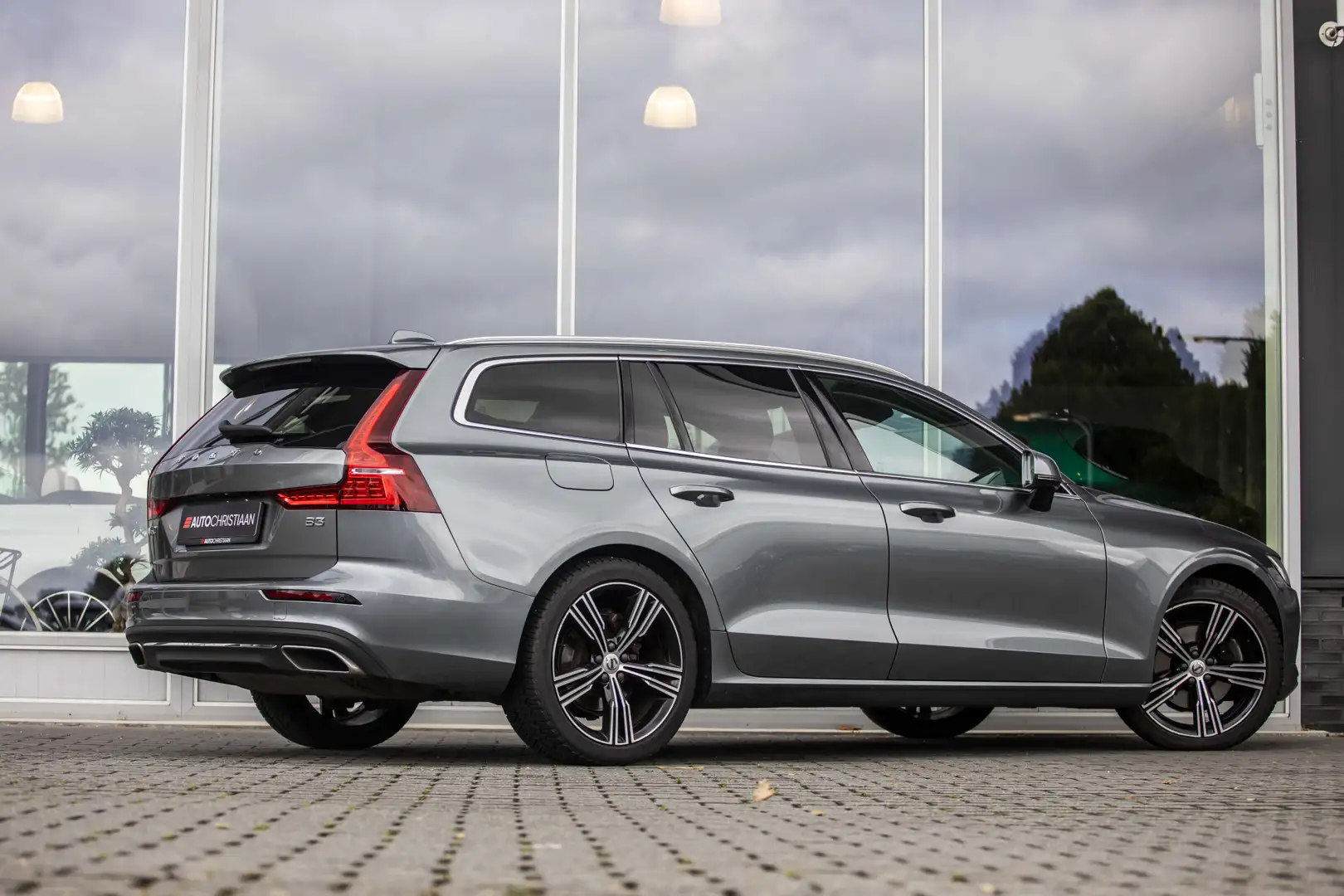 Volvo V60 2.0 B3 Inscription | E-Trekhaak | Head-Up | Volled Grijs - 2