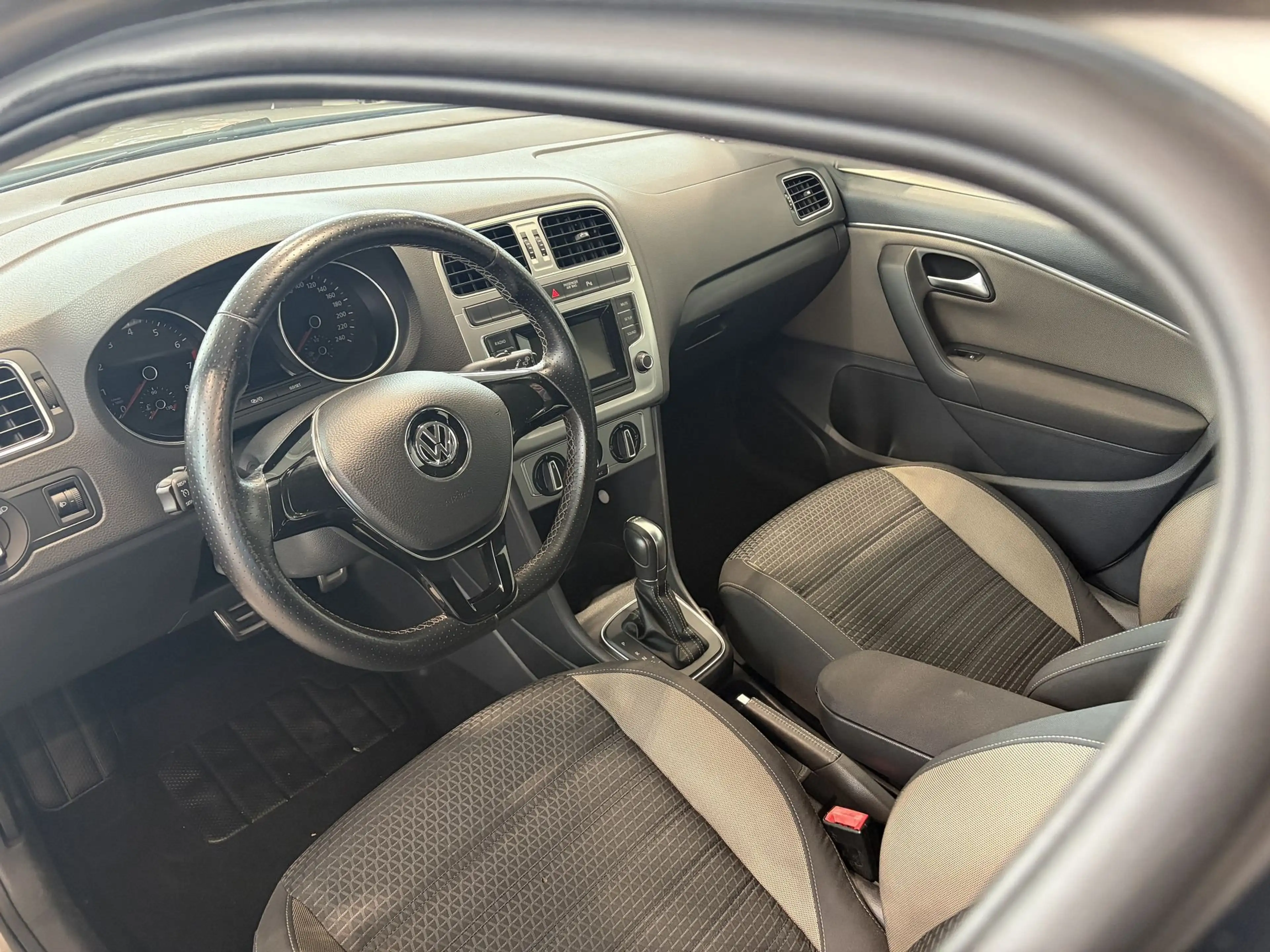 Volkswagen Polo Cross Automaat / Parkeersensoren / Cruise Controle / Airco / — photo 14