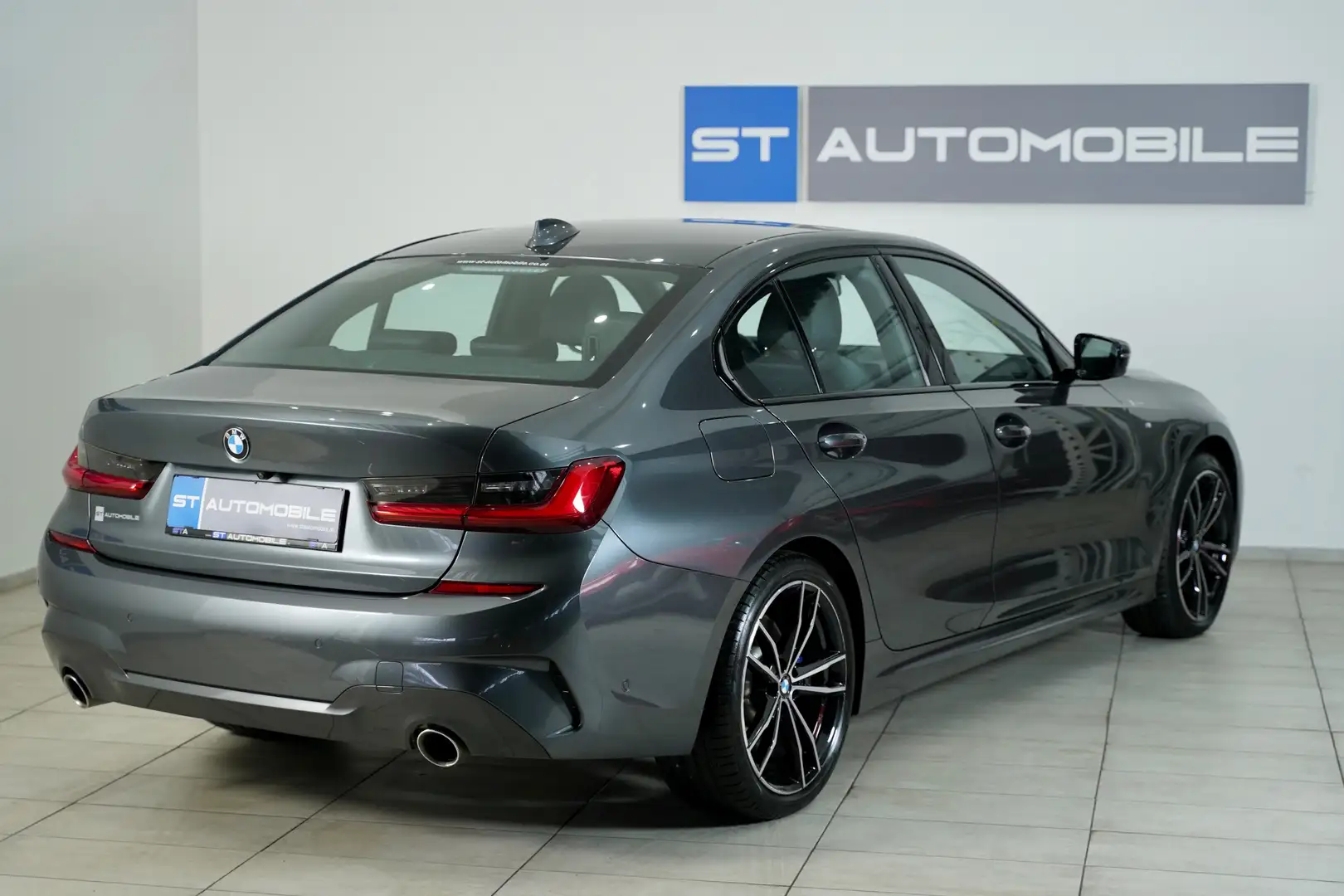 BMW 330 e M-PAKET Aut. //1.BESITZ // HEAD-UP // NAVI // Grau - 2