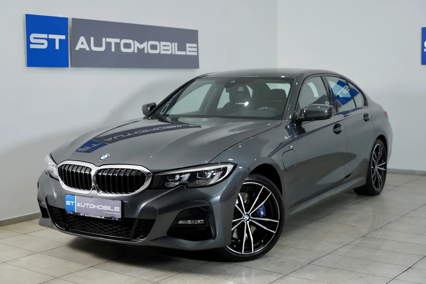 BMW 330 e M-PAKET Aut. //1.BESITZ // HEAD-UP // NAVI // Grau - 1