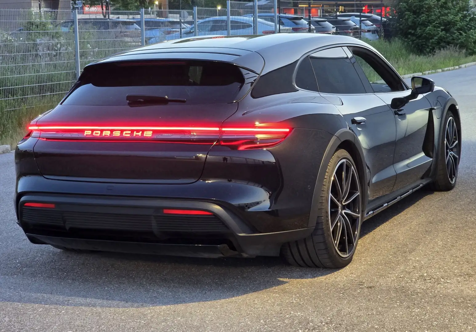 Porsche Taycan 4 Cross Turismo 97kWh Schwarz - 2