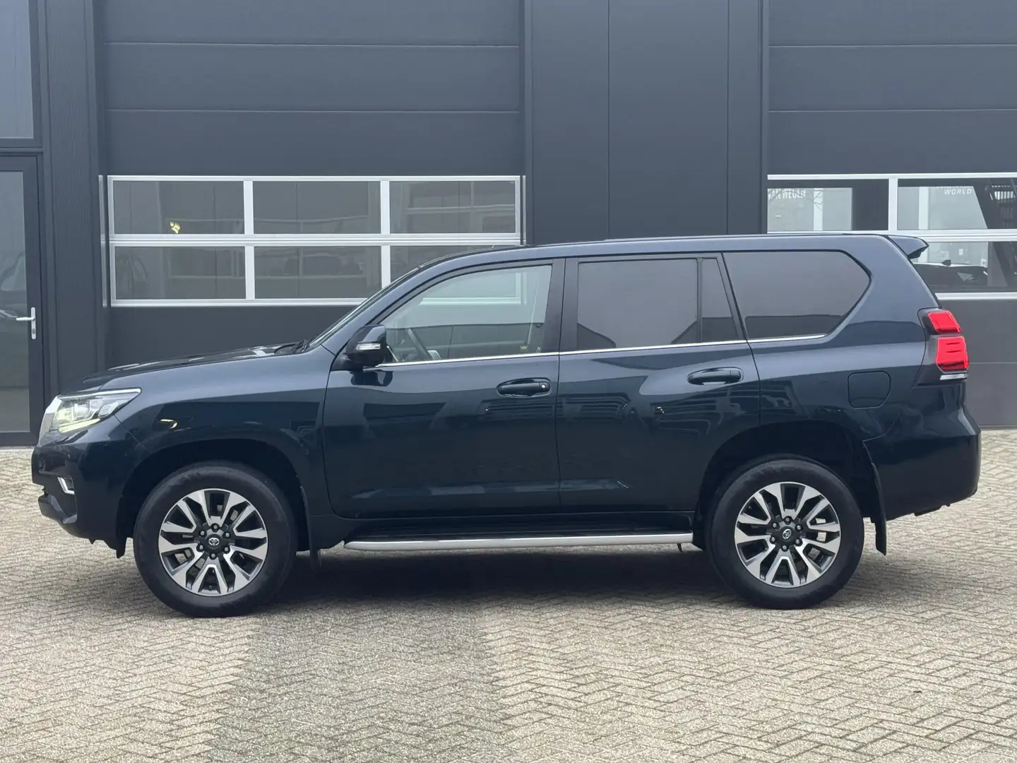 Toyota Land Cruiser 2.8 D-4D-F Professional Blind Van NL 1Ste Eigenaar - 2