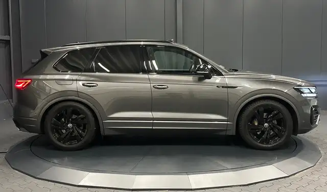 Volkswagen Touareg view 6
