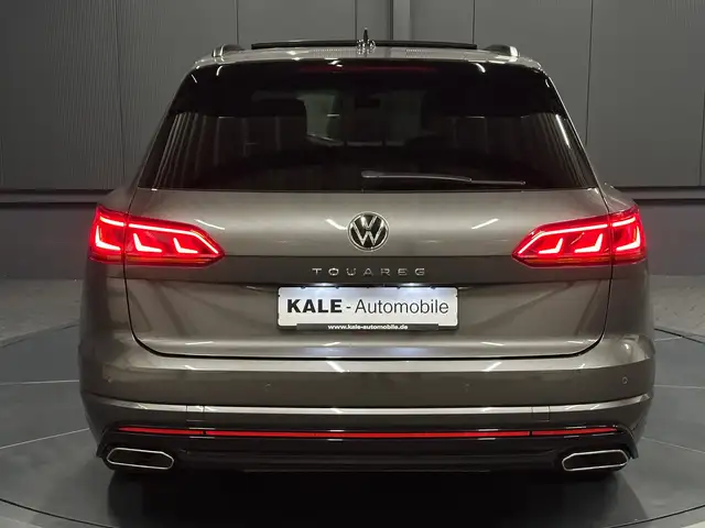Volkswagen Touareg view 4