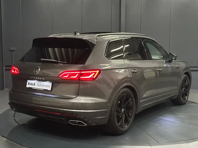 Volkswagen Touareg view 5