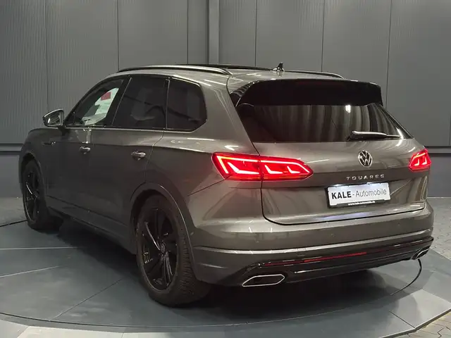 Volkswagen Touareg view 3