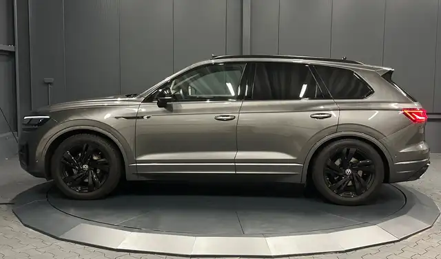 Volkswagen Touareg view 2