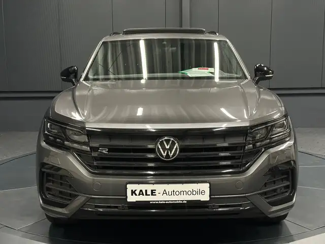 Volkswagen Touareg view 8