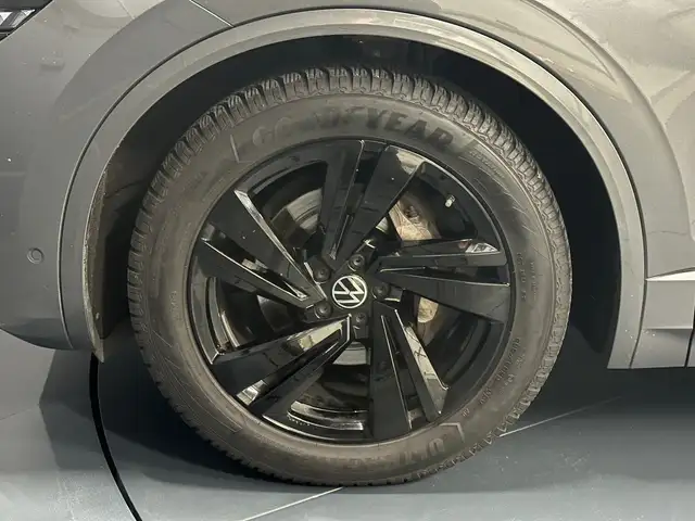 Volkswagen Touareg view 9