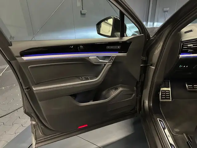 Volkswagen Touareg view 14