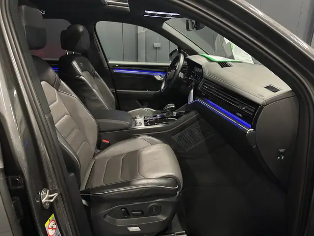 Volkswagen Touareg view 11