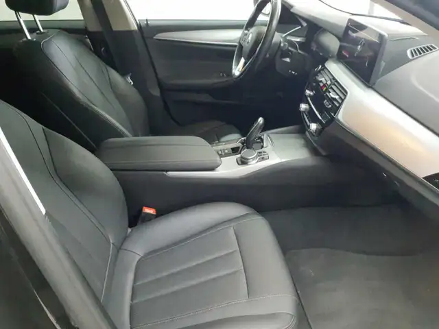 BMW 5 Series view 8