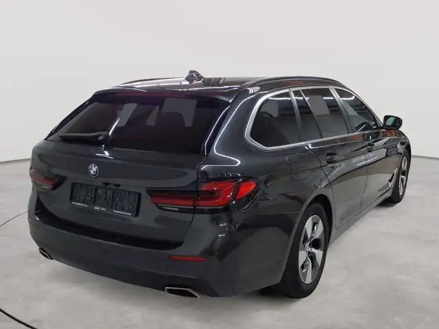 BMW 5 Series view 4