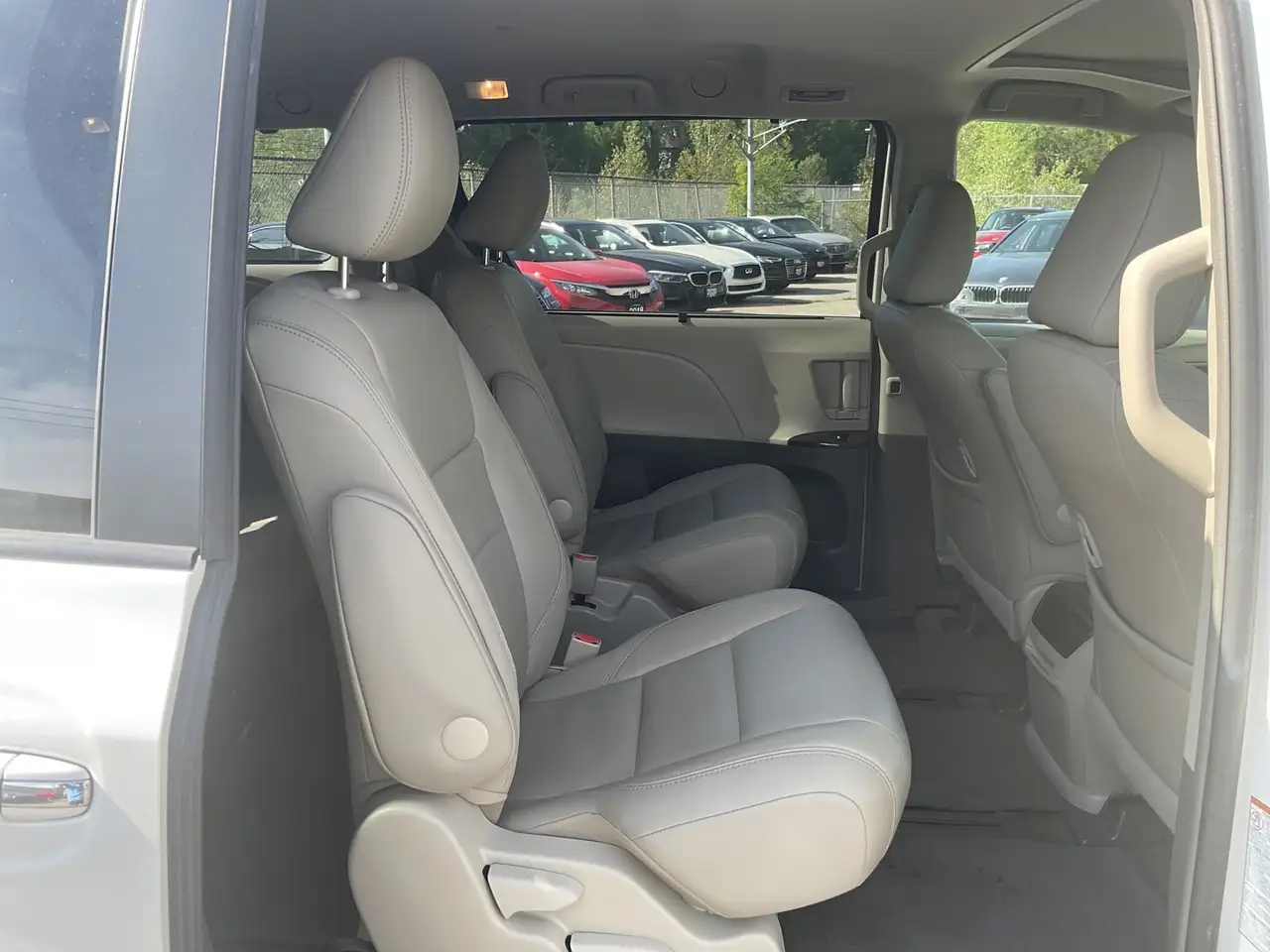 Toyota Sienna снимка Toyota Sienna