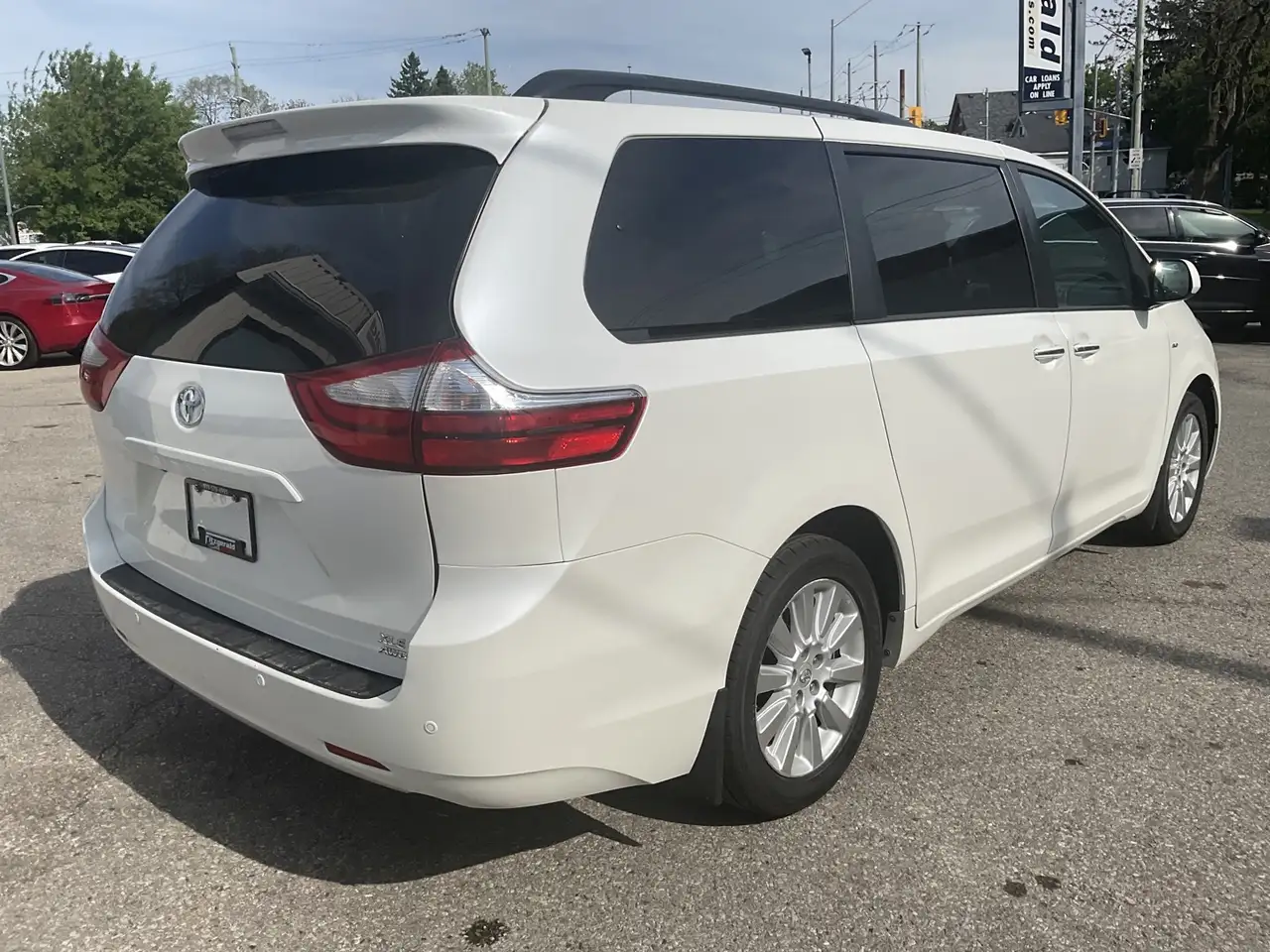 Toyota Sienna снимка Toyota Sienna